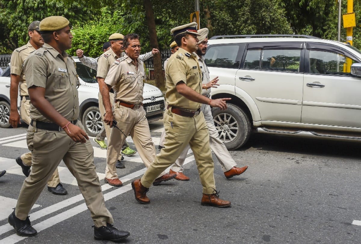 an unidentified man opened fire at jnu student umar khalid outside constitution club