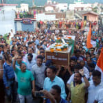 शहीद रावत को नमन करने पहुंची भारी भीड़