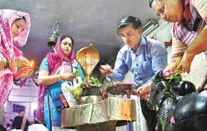 Abhishek came to the door of Bhole, engaged queue