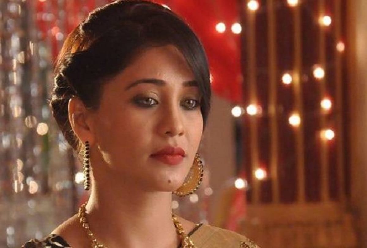 Actress Amrapali Gupta harassed by flight co passenger