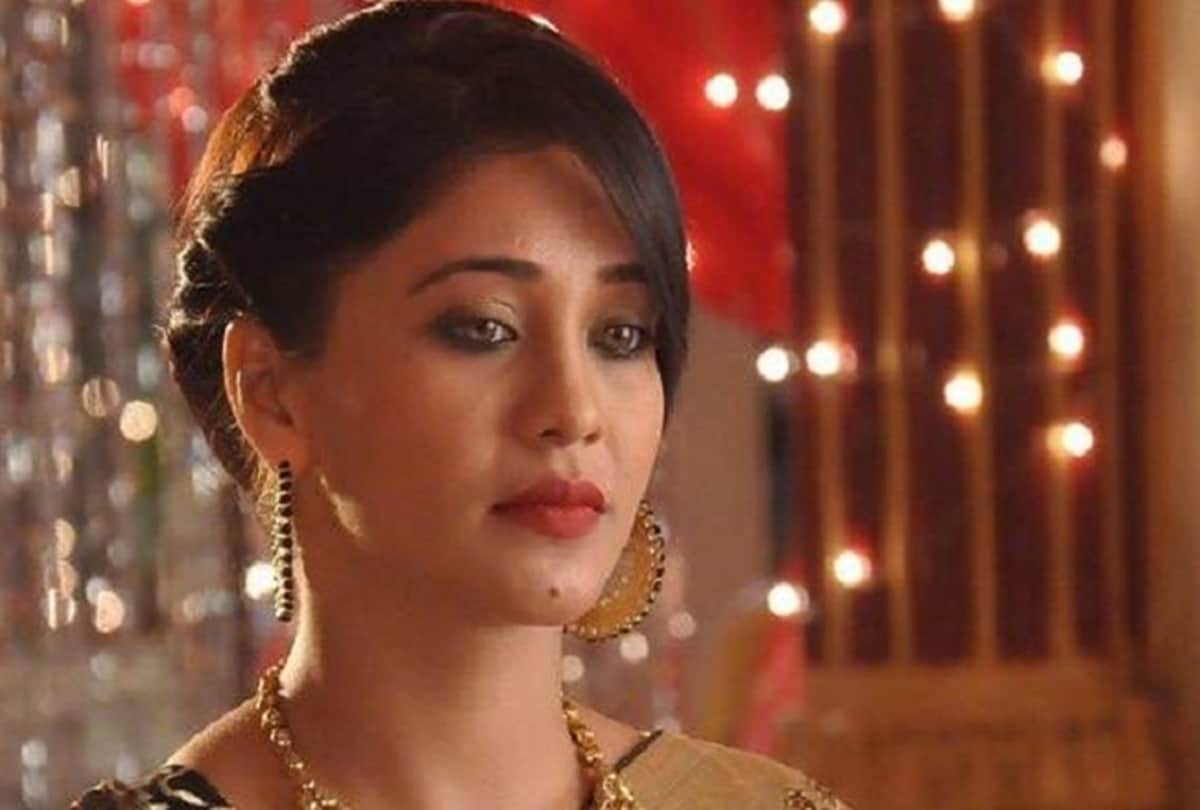 Actress Amrapali Gupta injured as fan pushes her at temple