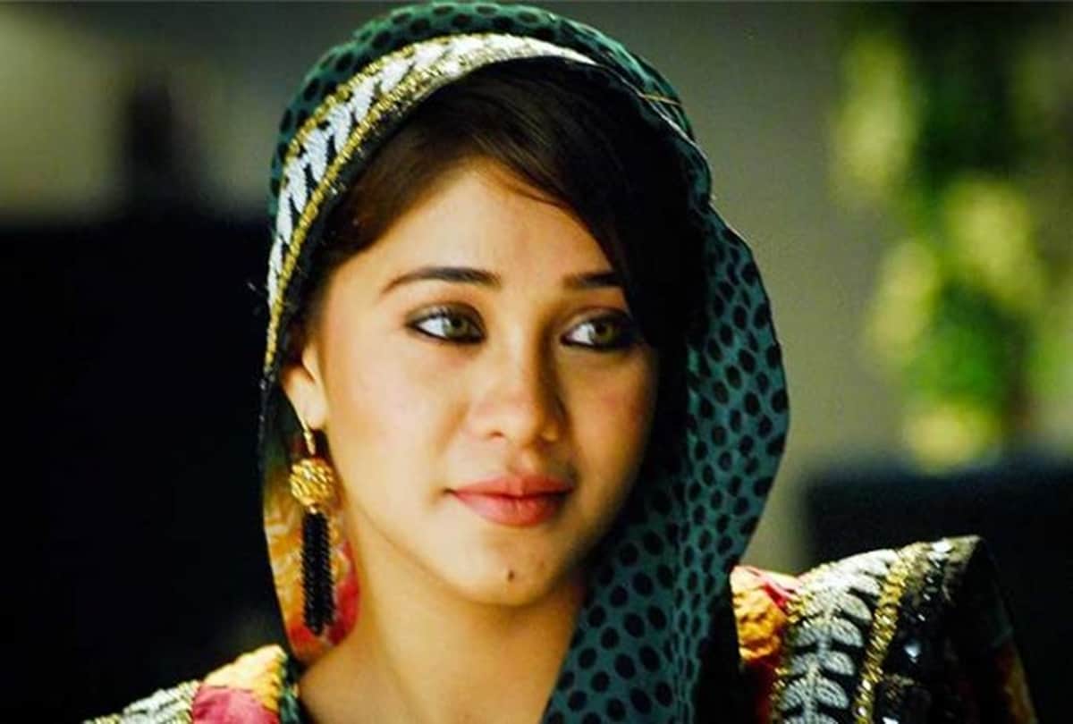 Actress Amrapali Gupta injured as fan pushes her at temple