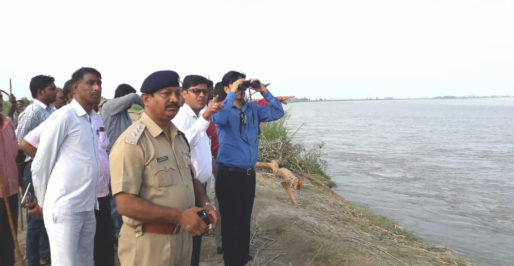 ganga water level increased embankment broken flood in many village
