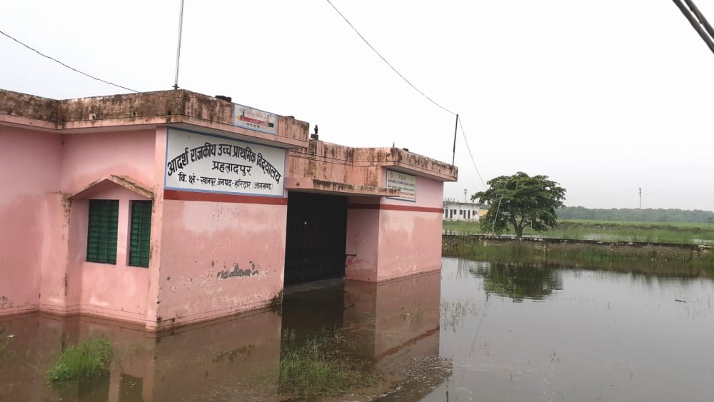 ganga water level increased embankment broken flood in many village