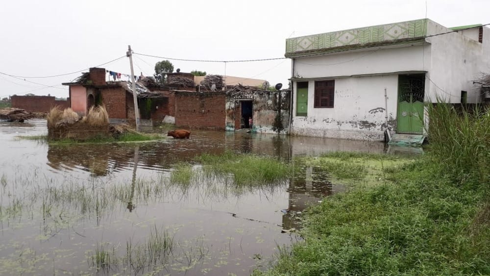 ganga water level increased embankment broken flood in many village