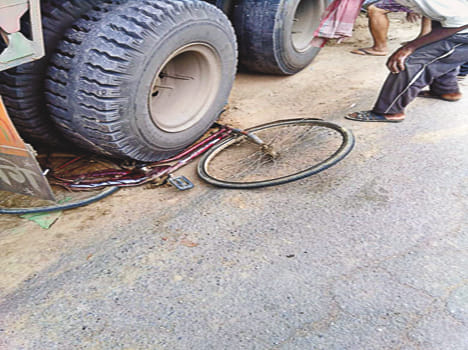 Truck rams to schoolgirl