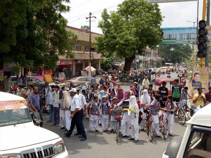 school children stranded in traffic jam during ramshankar katheriya convoy