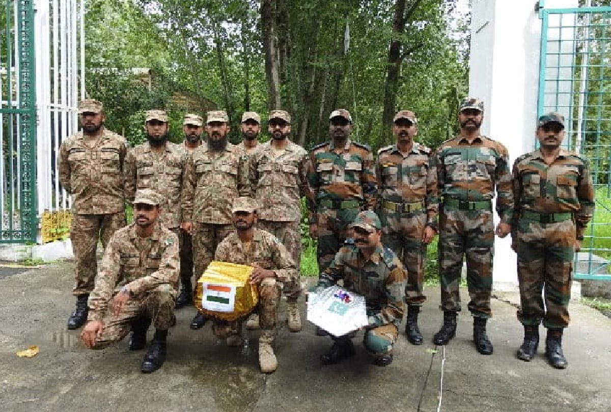 pakistani rangers exchanged sweets with indian army on independence day in jammu kashmir loc