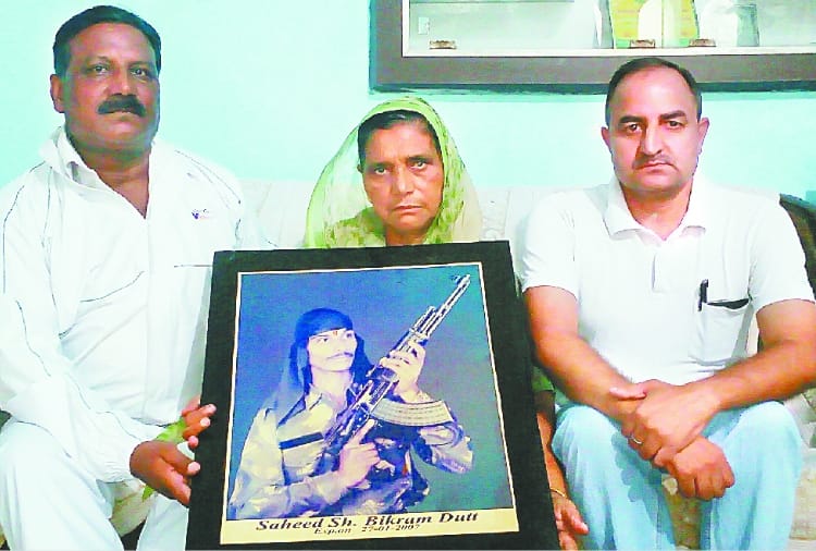 after 11 years Punjab government has not fulfilled the promises to martyr's family of Gurdaspur