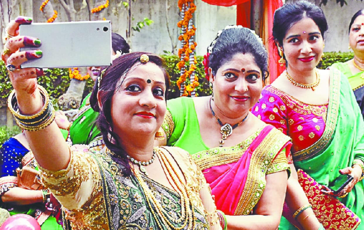 Hariyali Tees celebrated women reached swinging in beautiful costumes, See in pics