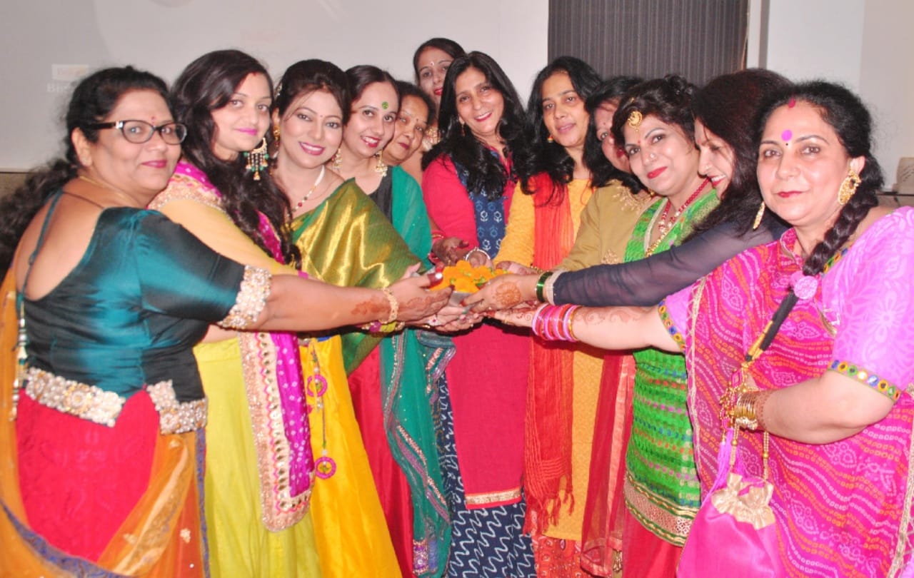Hariyali Tees celebrated women reached swinging in beautiful costumes, See in pics
