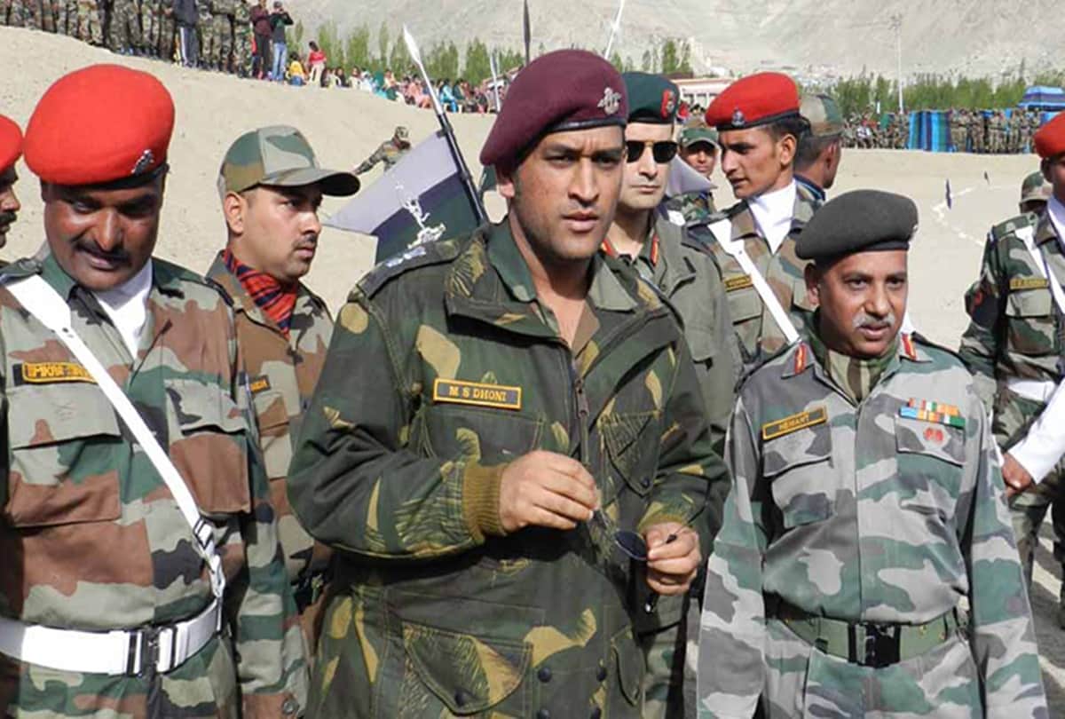 former england cricketer david lloyd mocks ms dhoni army joining news