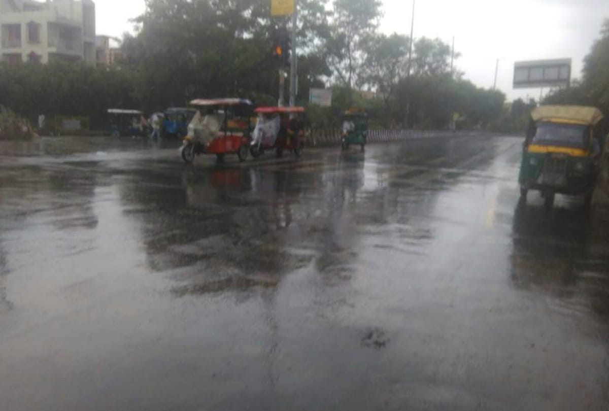rain and drizzling in parts of delhi ncr, people gets relief from humid and hot weather