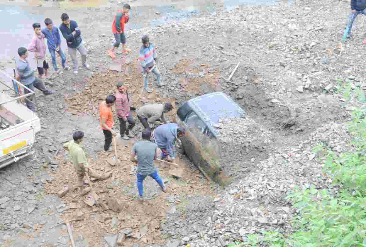 fifty building in danger and 30 vehicle damaged in shimla due to heavy rain