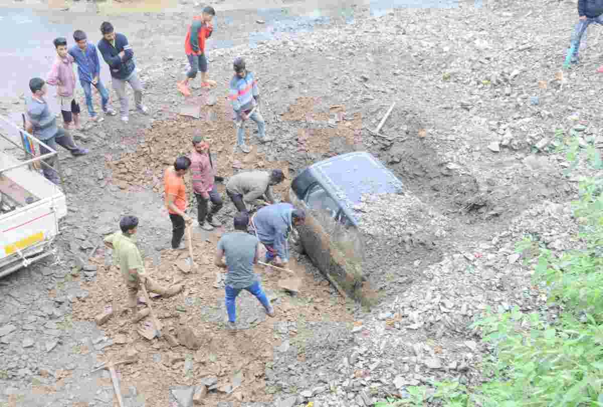 fifty building in danger and 30 vehicle damaged in shimla due to heavy rain
