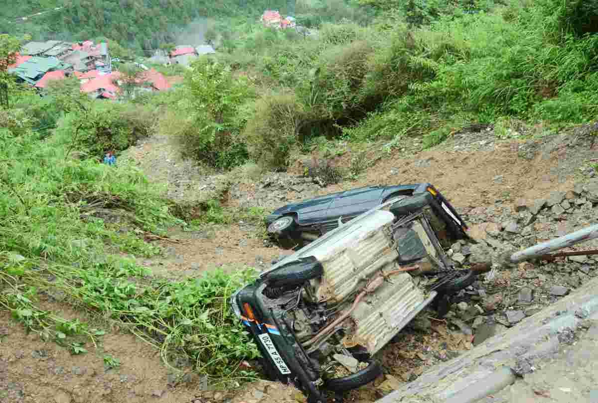 fifty building in danger and 30 vehicle damaged in shimla due to heavy rain