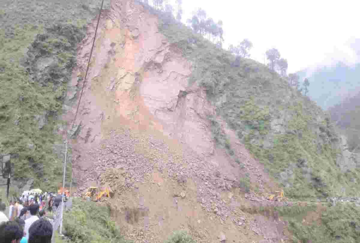495 roads close in himachal and 868 bus route suspended