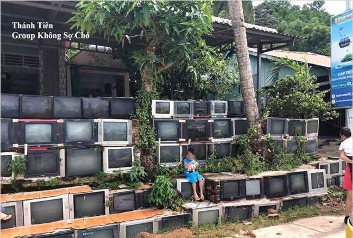 This house bullied with old tv wall