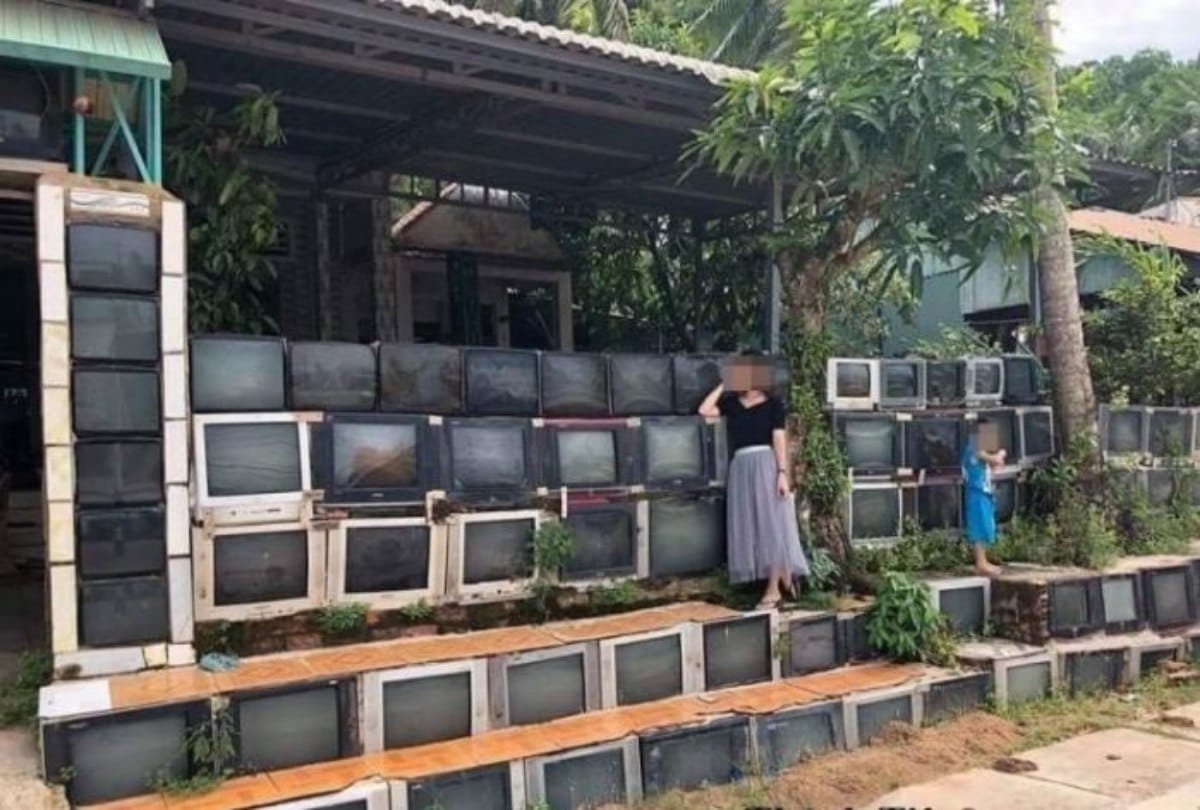 This house bullied with old tv wall