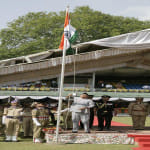 श्रीनगर में 72वें स्वतंत्रता दिवस पर झंडा फहराते राज्यपाल एनएन वोहरा