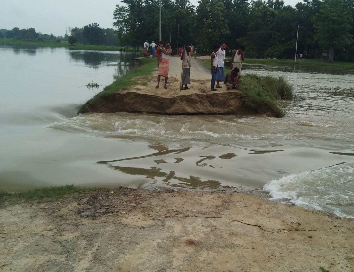 बाढ़ के पानी से खरिकौरा- बेनीपुर मार्ग कटा