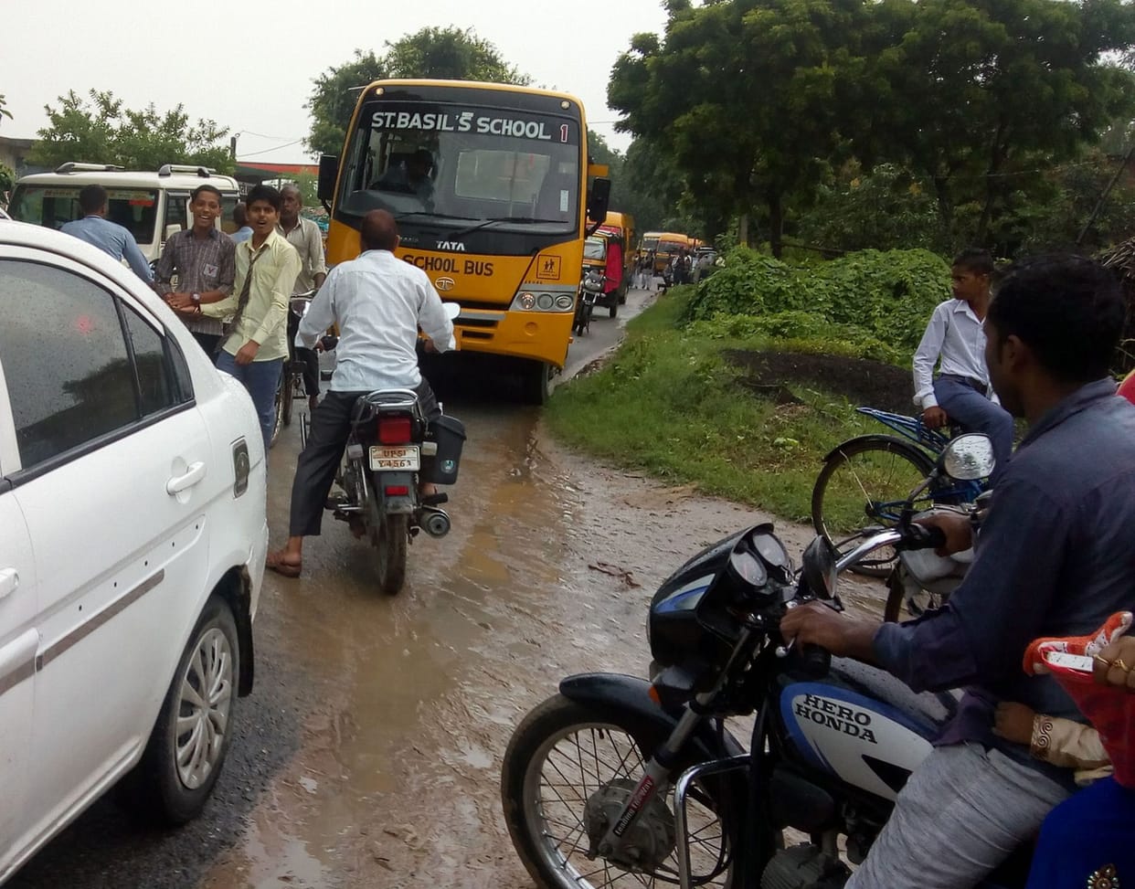 कार पर गिरा पेड़, दो महिलाएं घायल