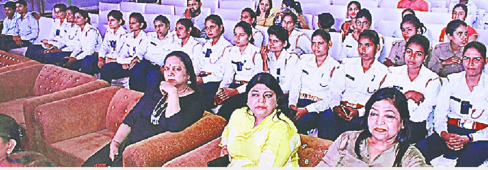 veer naario ka hua sammaan to aakhe hui nam
