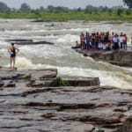 Shivpuri: Many people flowing out in the waterfall, rescue work disrupted due to darkness