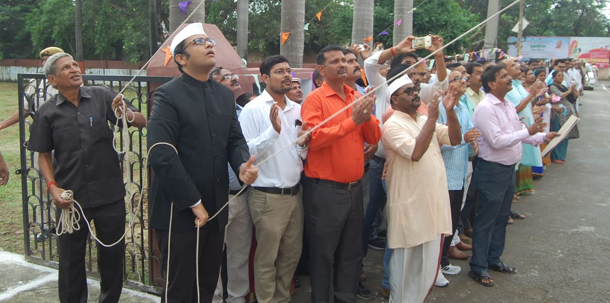 विजयी विश्व तिरंगा प्यारा, झंडा ऊंचा रहे हमारा