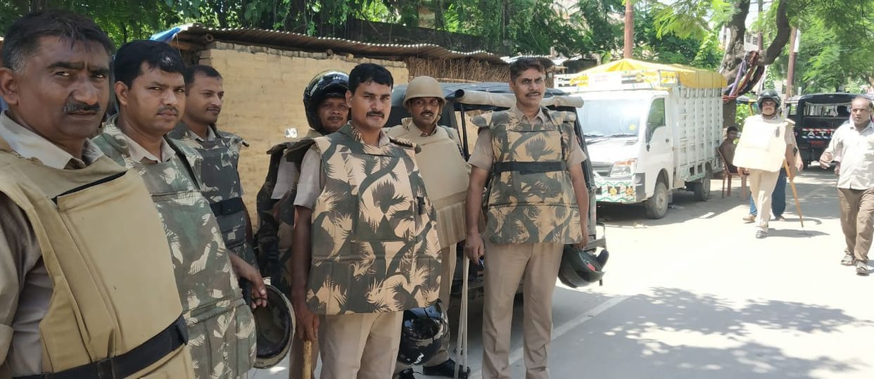 कॉलेज में प्रवेश से रोकने पर शोहदों का उत्पात