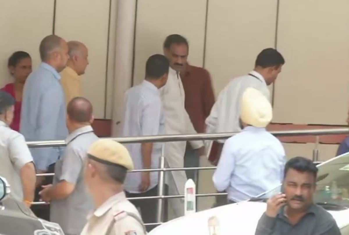arvind kejriwal to visit aiims to see atal bihari vajpayee as he is on all life support system