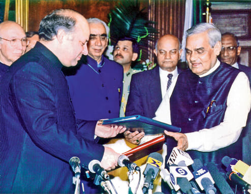 Atal Bihari Vajpayee Visited Pakistan Via Sada-E-Sarhad Bus Via Wagah Border