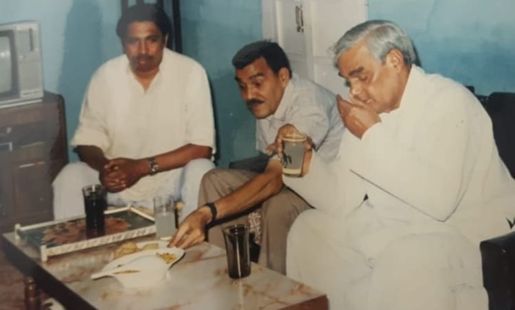 लोग पहचान न सकें, इसलिए वेश बदलकर घूमते थे अटल बिहारी, उनकी अनकही 10 रोचक बातें... - Atal Bihari Vajpayee Death Unknown Fact Of His Life And Political Career - Amar Ujala
