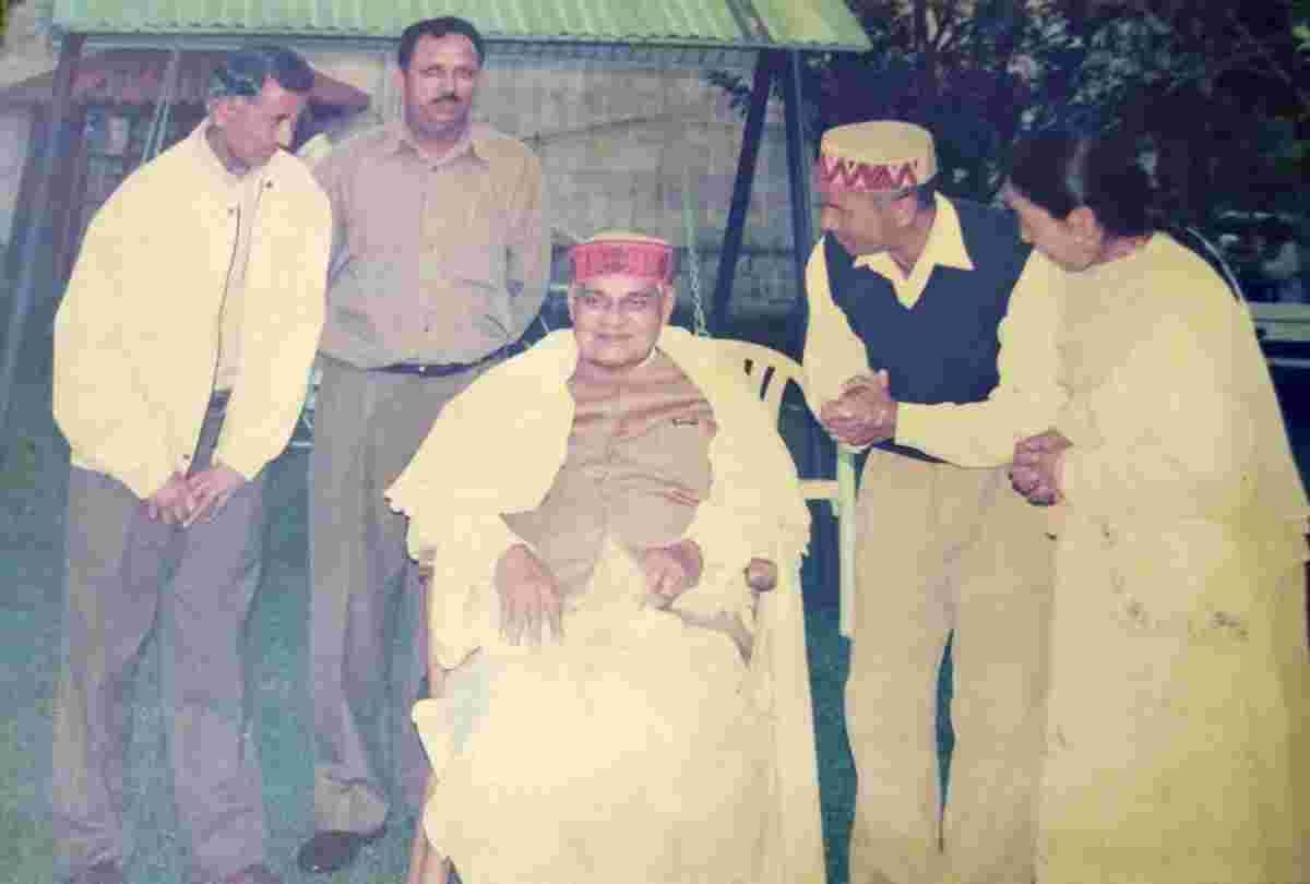 atal bihari vajpayee used to write poems in the apple garden and Pani fields in Manali