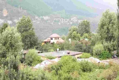 atal bihari vajpayee used to write poems in the apple garden and Pani fields in Manali