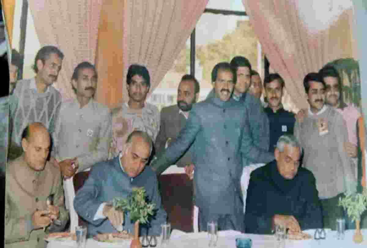 When  atal bihari vajpayee reached Scandal Point of Shimla Without informing