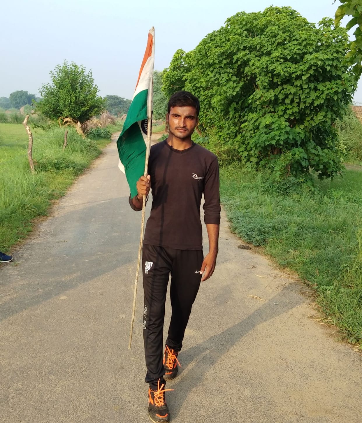 हाथ में तिरंगा लेकर 72 किमी दौड़ा युवक