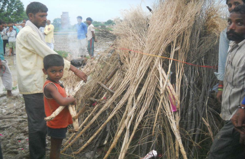 last rites performed of firozabad men who found dead in Chhattisgarh
