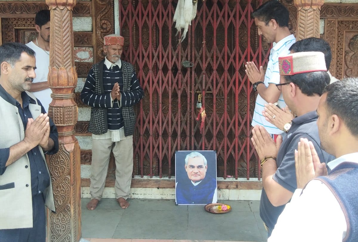 Villagers pray for Atal Bihari Vajpayee in at prini village manali