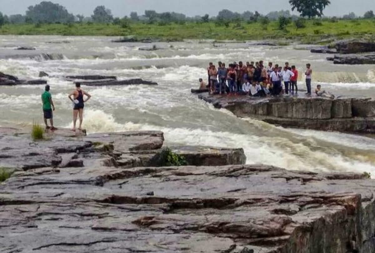 Shivpuri: Many people flowing out in the waterfall, rescue work disrupted due to darkness