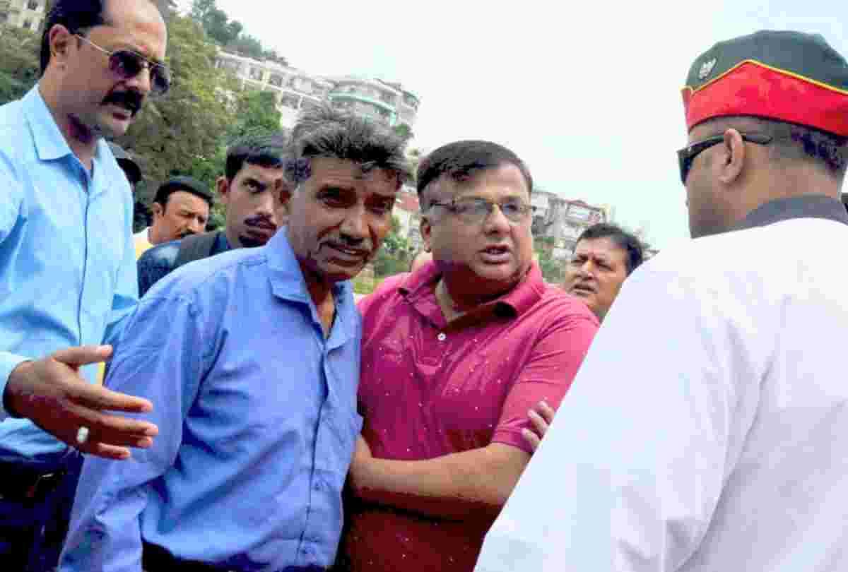 Disrespect of the father of the martyred soldier at salon in independence day