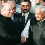 1999 में लाहौर की ऐतिहासिक बस यात्रा के दौरान अटल बिहारी वाजपेयी से हाथ मिलाते  तत्कालीन पाकिस्तानी प्रधानमंत्री नवाज शरीफ। (फाइल फोटो)