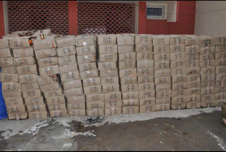 पूर्वांचल के दो जिलों में एक करोड़ से अधिक की शराब बरामद Police