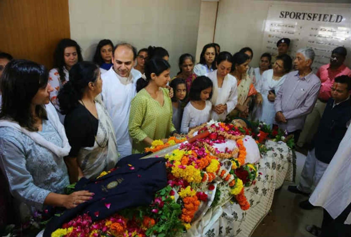 Former indian cricket captain Ajit Wadekar cremated at shivaji park, Mumbai