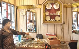 80 lakhs stolen in jewelery shop