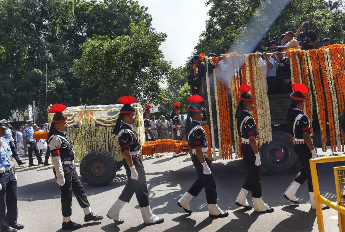 former pm atal bihari vajpayee last rites at smriti sthal daughter namita lit fire to pyre
