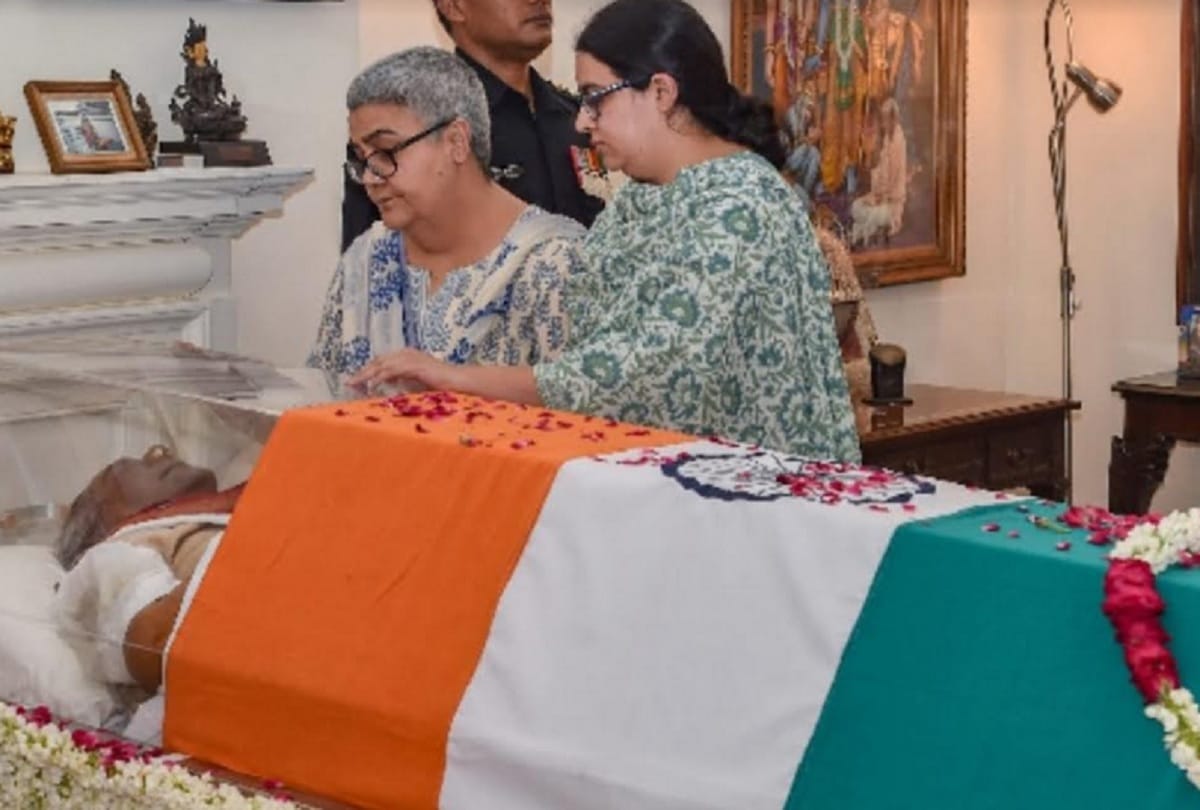 homage pays to Atal