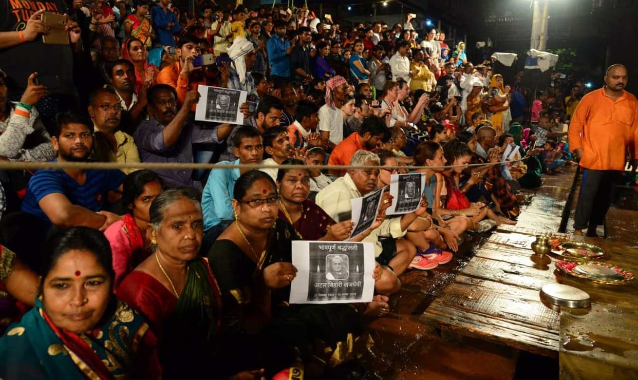 Tribute to atal bihari vajpayee during ganga aarti in varanasi
