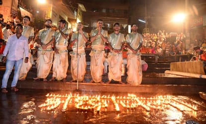 Tribute to atal bihari vajpayee during ganga aarti in varanasi
