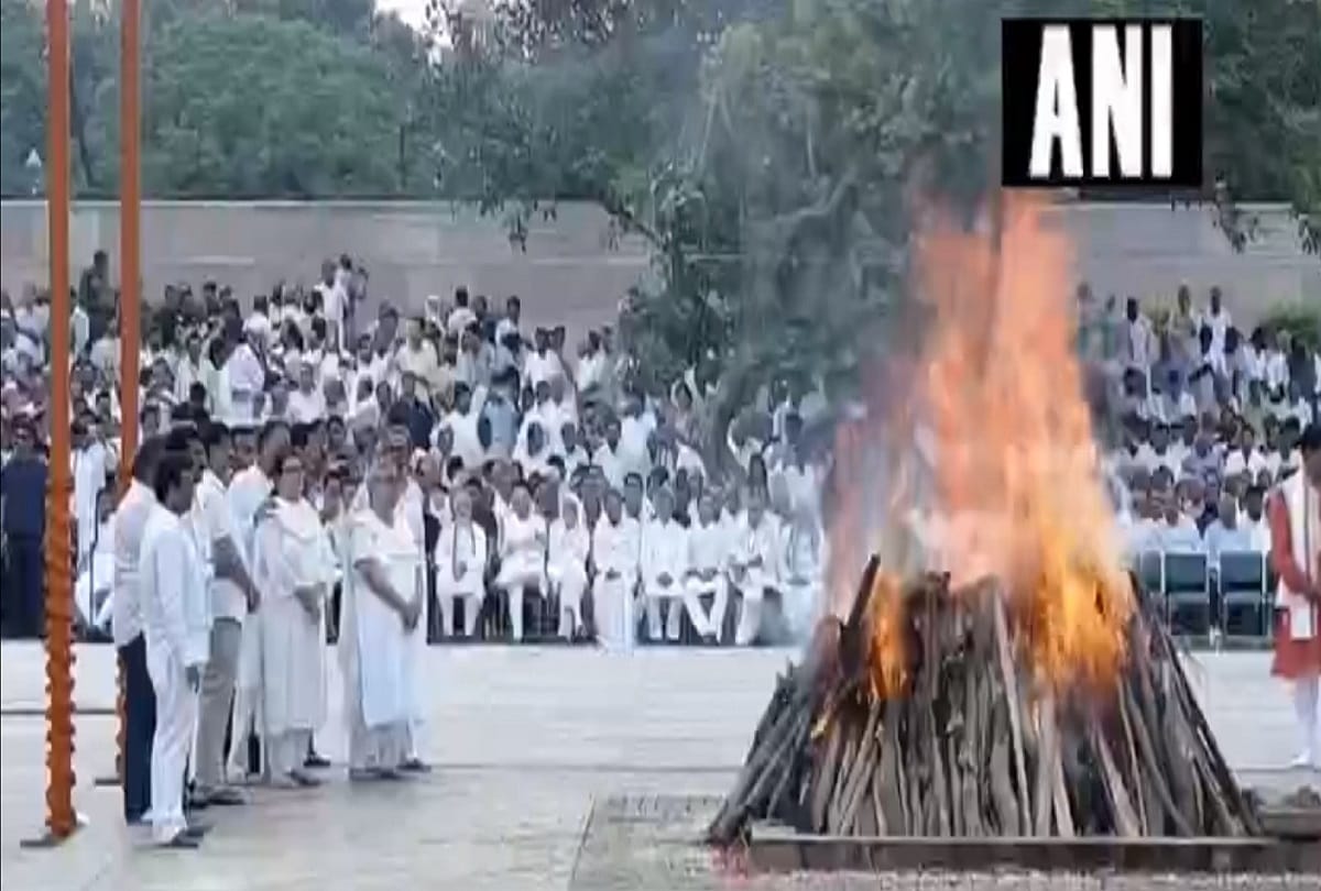 former pm atal bihari vajpayee last rites at smriti sthal daughter namita lit fire to pyre
